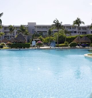 301ParadisusPlayaDelCarmen-Swim Up Bar Main Pool