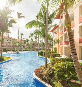 family-pool–v18270489