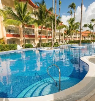 family-pool–v18270553