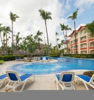 family-pool–v18270558