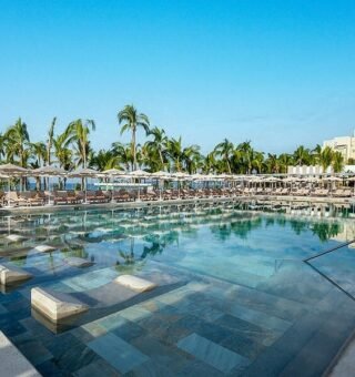pool-with-water-beds