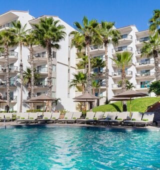 swimming-pool-with-umbrellas (1)