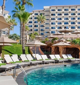 swimming-pool-with-umbrellas